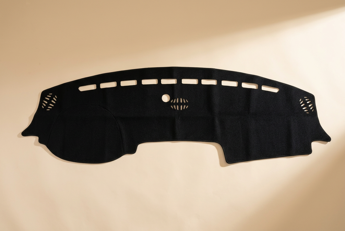Cobertor de tablero negro con diseño contorneado para automóvil