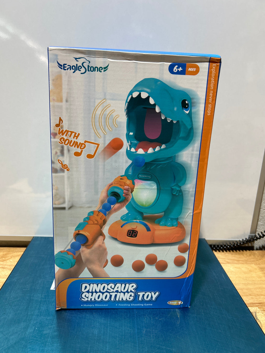 Juguetes de tiro con dinosaurios móviles EagleStone para niños: práctica de tiro electrónica con 2 pistolas de aire comprimido, monitor de puntuación LCD, efectos de sonido y 48 pelotas de espuma, para niños de 5, 6, 7, 8 y 9 años. 