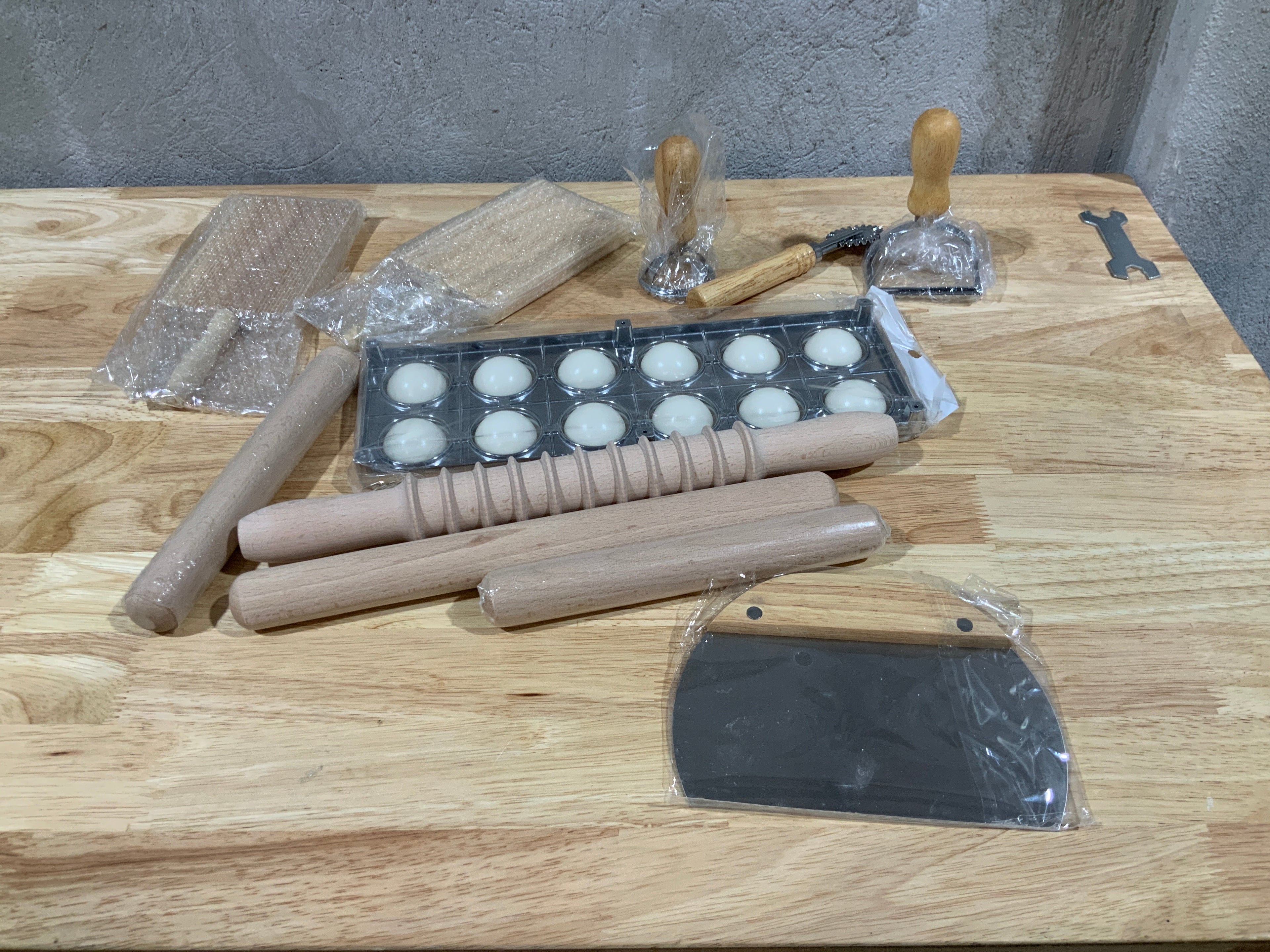 Set de 12 Herramientas para Hacer Pasta Artesanal – Ravioli, Gnocchi, Ricer y Mas, Madera y Acero Inoxidable