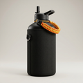 Botella negra con funda y asa trenzada naranja para llevar tu agua