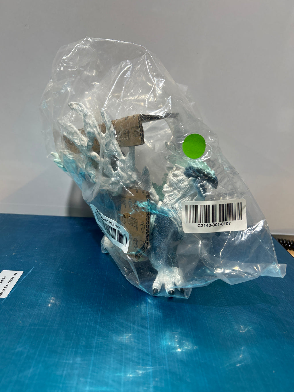 Criaturas Eldrador de Schleich - Dragón de Hielo de 20 cm - Figura de acción con alas móviles para niños y niñas - Figuras de criaturas míticas - Figura de bestia fantástica - Juguetes de dragones monstruosos - Niños a partir de 7 años | 70790 