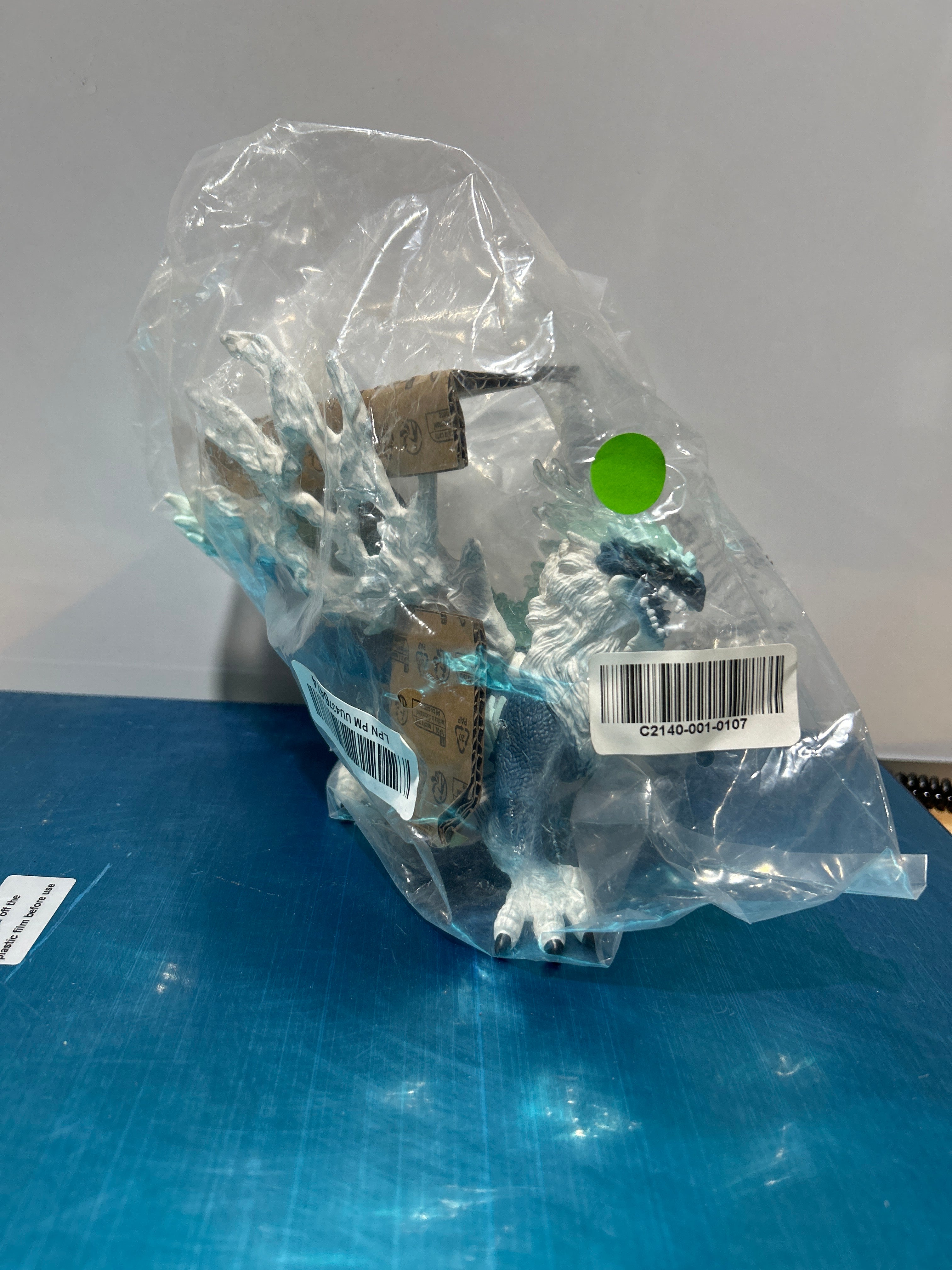 Criaturas Eldrador de Schleich - Dragón de Hielo de 20 cm - Figura de acción con alas móviles para niños y niñas - Figuras de criaturas míticas - Figura de bestia fantástica - Juguetes de dragones monstruosos - Niños a partir de 7 años | 70790 