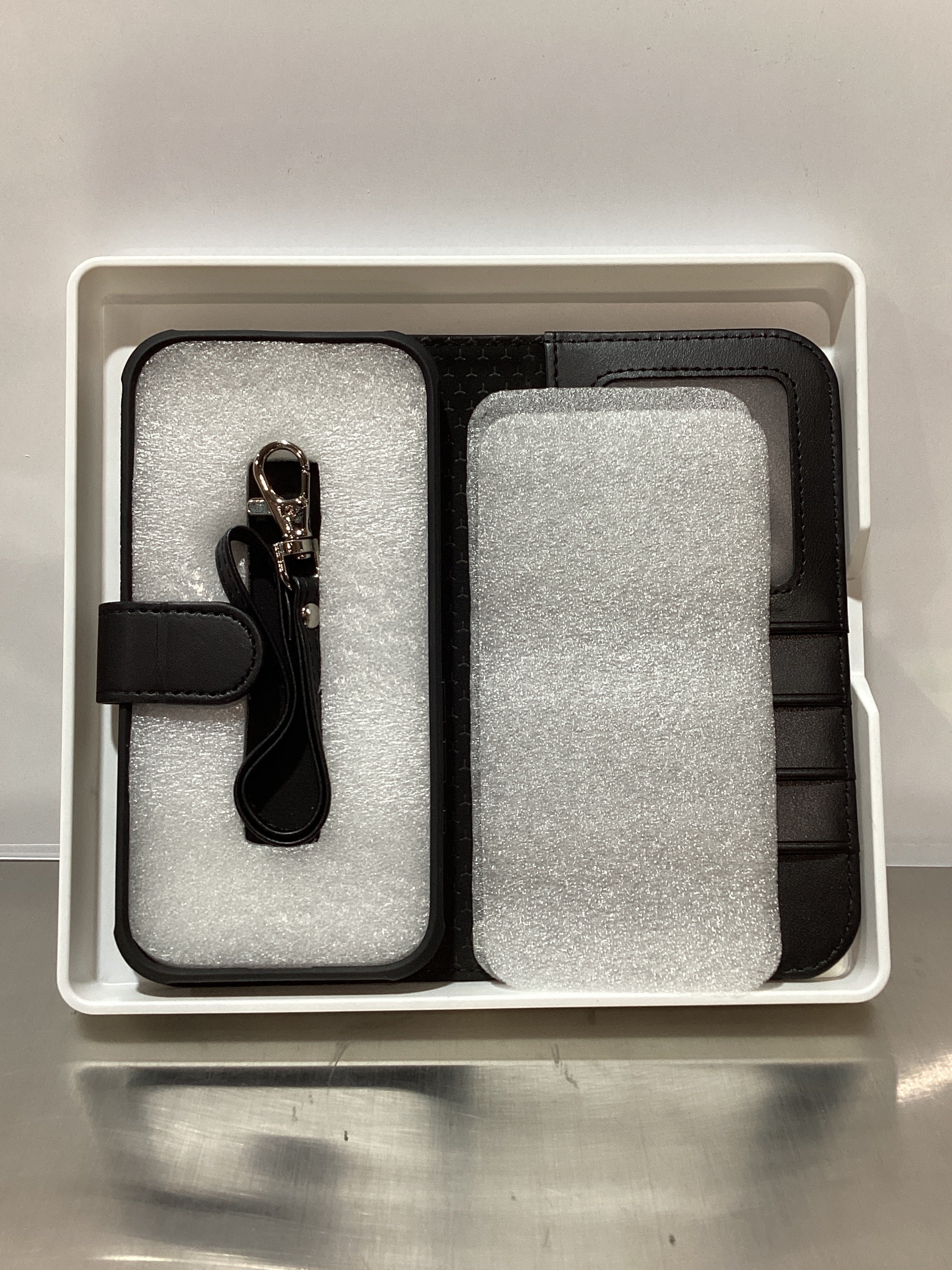 Funda tipo cartera desmontable TUCCH 2 en 1 para iPhone 17 (6,3 pulgadas) 2025, carga inalámbrica | Bloqueo RFID | 4 tarjeteros | Correa para la muñeca | Soporte | Magnética | Cuero sintético | Funda protectora con tapa | Negra 