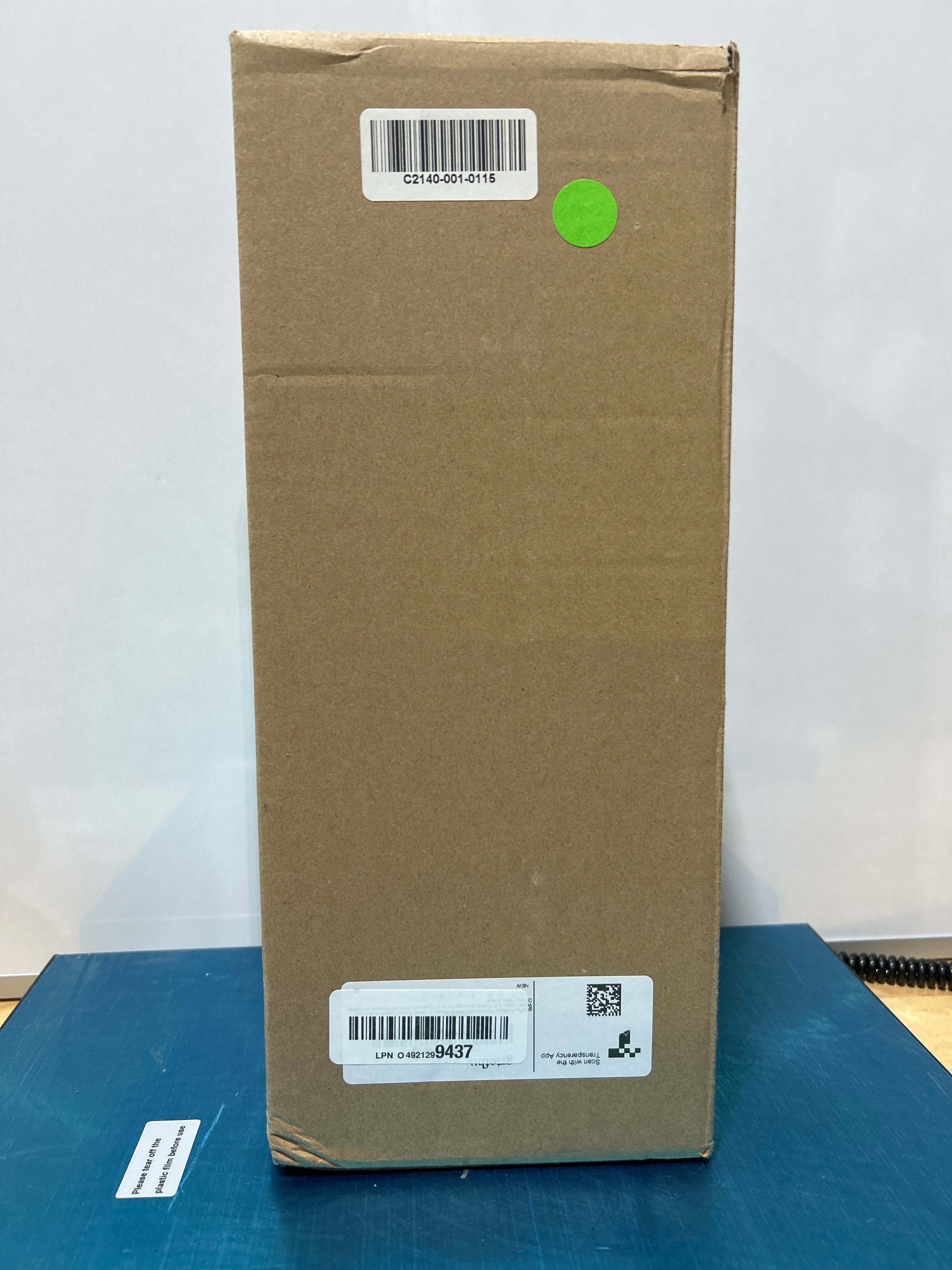 Flores artificiales de 14" con rosas blancas en jarrón, flores falsas en jarrón de agua artificial, arreglos florales de seda con flores artificiales para la decoración de la mesa del comedor del hogar. 