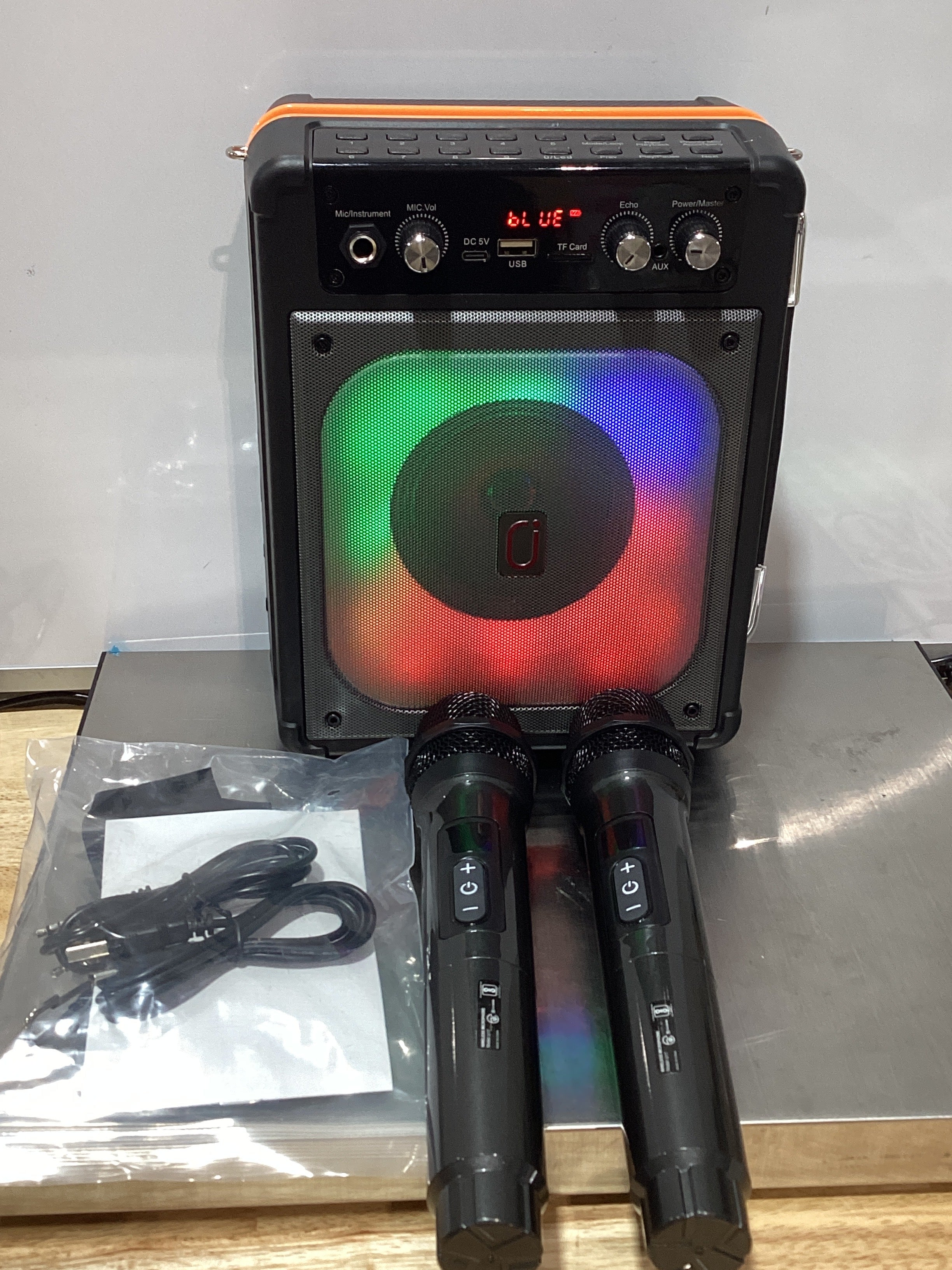 Máquina de Karaoke Portátil TX06 | 2 Micrófonos Inalámbricos, Subwoofer, RGB, TWS y 12H de Batería