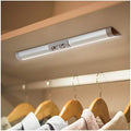 Luces de armario Joyzy con sensor de movimiento automático y protección ocular, iluminación LED recargable a batería para despensa, fregadero, etc. (80 lúmenes, 6000 K, 80+ CRI) 