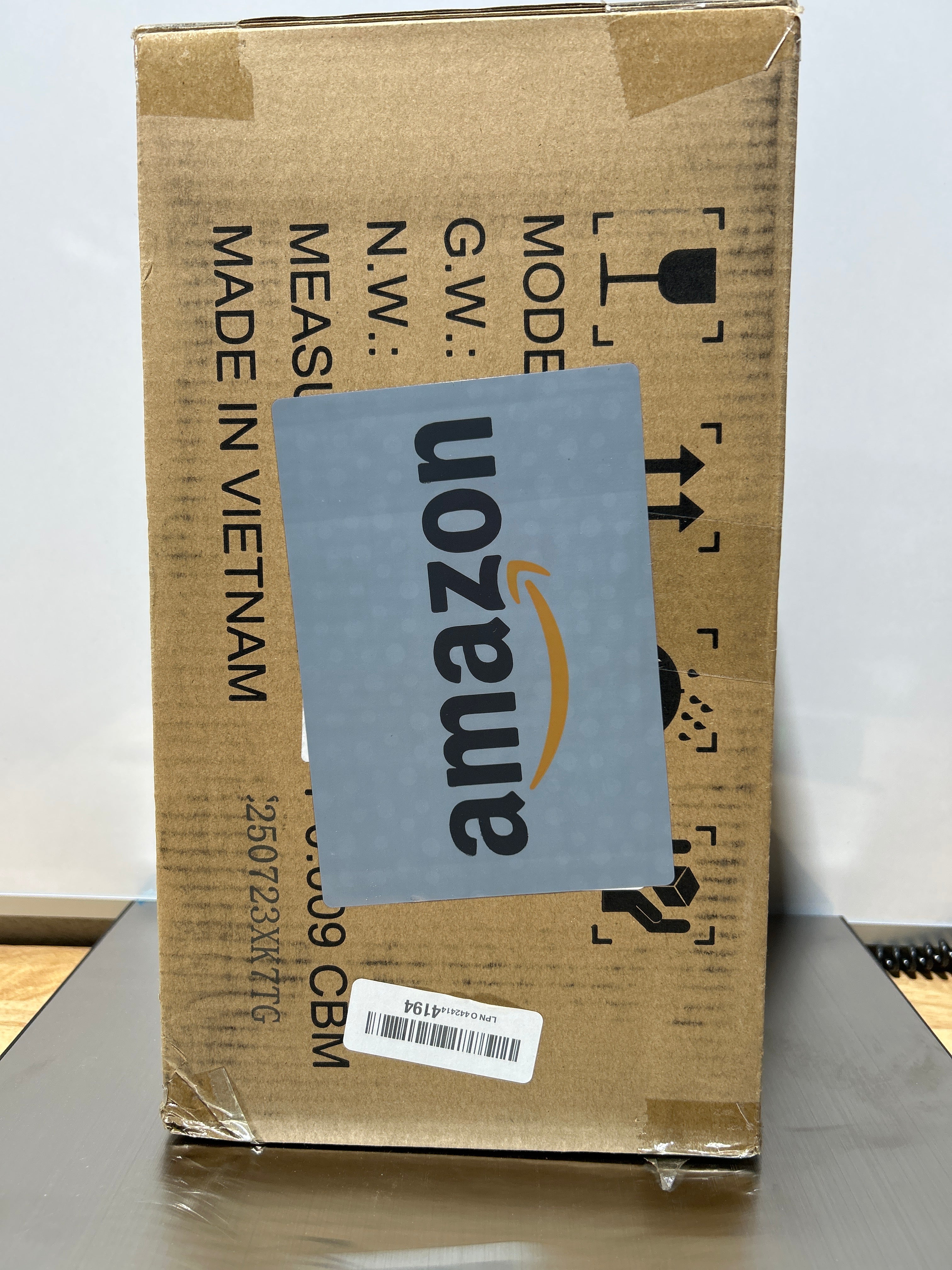 Destructora portátil de papel, CD y tarjetas de crédito Amazon Basics de 8 hojas con corte en tiras, apagado automático, protección contra sobrecalentamiento, diseño compacto, sin cesta, brazo extensible, color negro