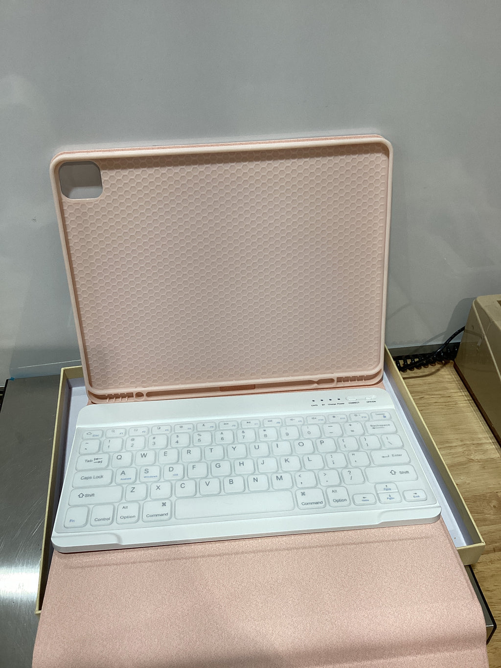 Funda TQQ con teclado para iPad Air de 13 pulgadas (M4/M3/M2, 2026/2025/2024) y Pro de 12,9 pulgadas. Funda con teclado para iPad Pro de 12,9 pulgadas (6.ª/5.ª generación) con portalápices para iPad Air de 13 pulgadas (2026) (rosa). 