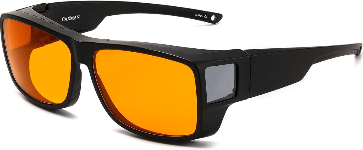 Gafas CAXMAN con bloqueo de luz azul del 99,9%, gafas para dormir con lentes tintadas en naranja para un buen descanso. Se adaptan sobre gafas graduadas. Cubren completamente los ojos. Acabado en negro mate.