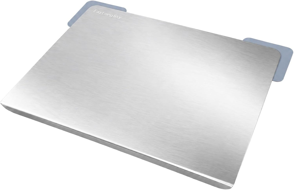 Tabla de cortar FayLongSky de acero inoxidable 304 con borde, bordes redondeados sin esquinas afiladas, incluye 2 alfombrillas antideslizantes, ideal para la cocina, carne, verduras, frutas, amasar, pan y repostería (40 cm de largo x 30 cm de ancho).