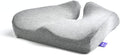 Cojín de asiento patentado C CUSHION LAB para aliviar la presión durante largas horas sentado en sillas de oficina/hogar, coche o silla de ruedas. Espuma viscoelástica extradensa para cadera, coxis y ciática. Gris claro.