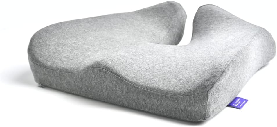 Cojín de asiento patentado C CUSHION LAB para aliviar la presión durante largas horas sentado en sillas de oficina/hogar, coche o silla de ruedas. Espuma viscoelástica extradensa para cadera, coxis y ciática. Gris claro.