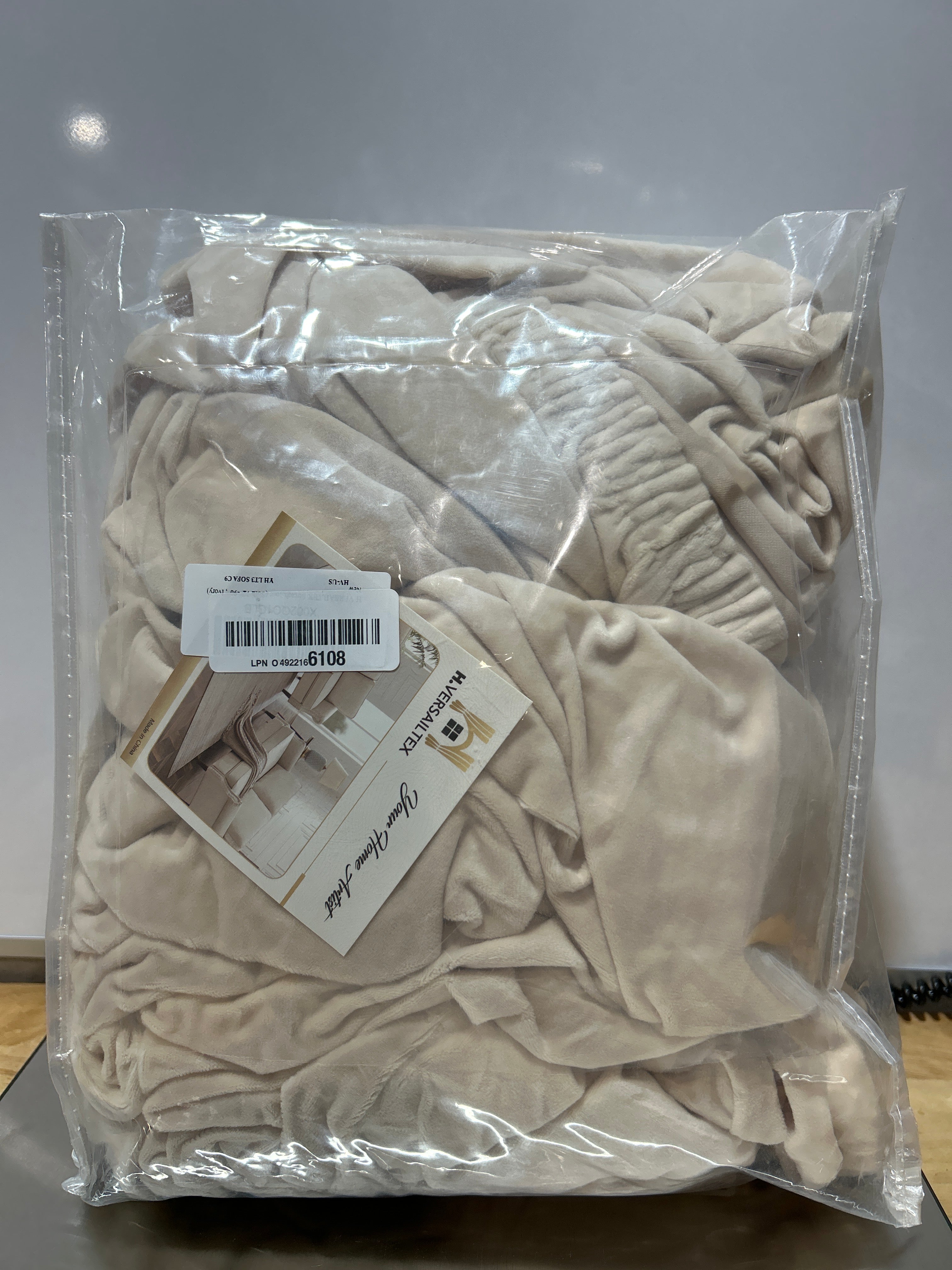 Fundas de sofá de terciopelo elástico H.VERSAILTEX de 3 plazas. Protector de muebles suave con base elástica antideslizante. Fabricadas en terciopelo grueso, cómodo y de alta calidad (para sofás de 183 a 228 cm, color marfil). 