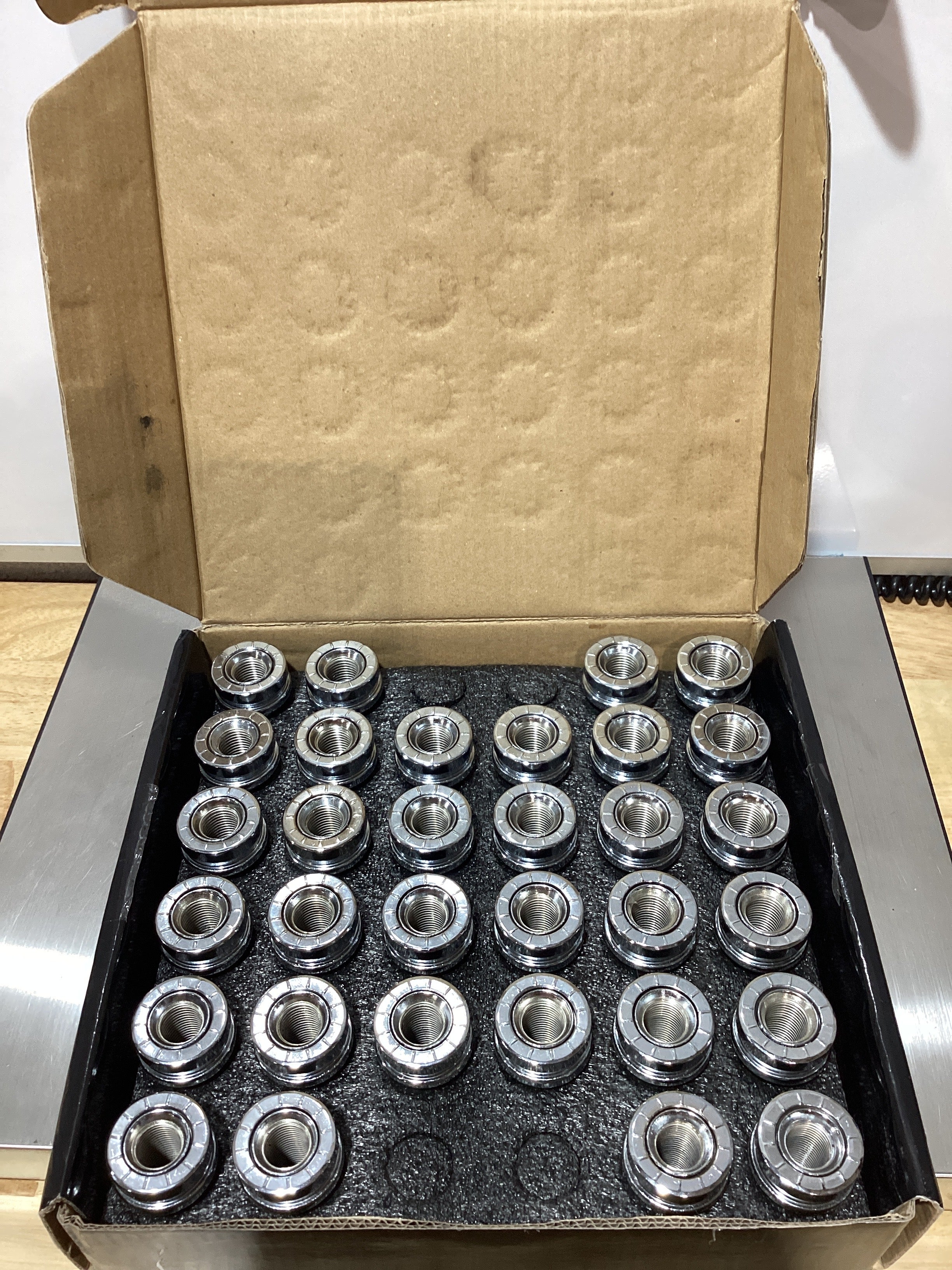 Juego de 32 tuercas cromadas para rueda de 14 x 1,5 mm para Ford F250 y F350 (2017-2024), reemplaza HCPZ-1012-A y HCPZ-1012-B. 
