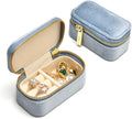 TAIMY Mini estuche de viaje para joyería, caja de joyería de viaje pequeña de terciopelo, caja organizadora de viaje portátil para anillos, aretes, collares, regalos para mujeres y niñas (azul)