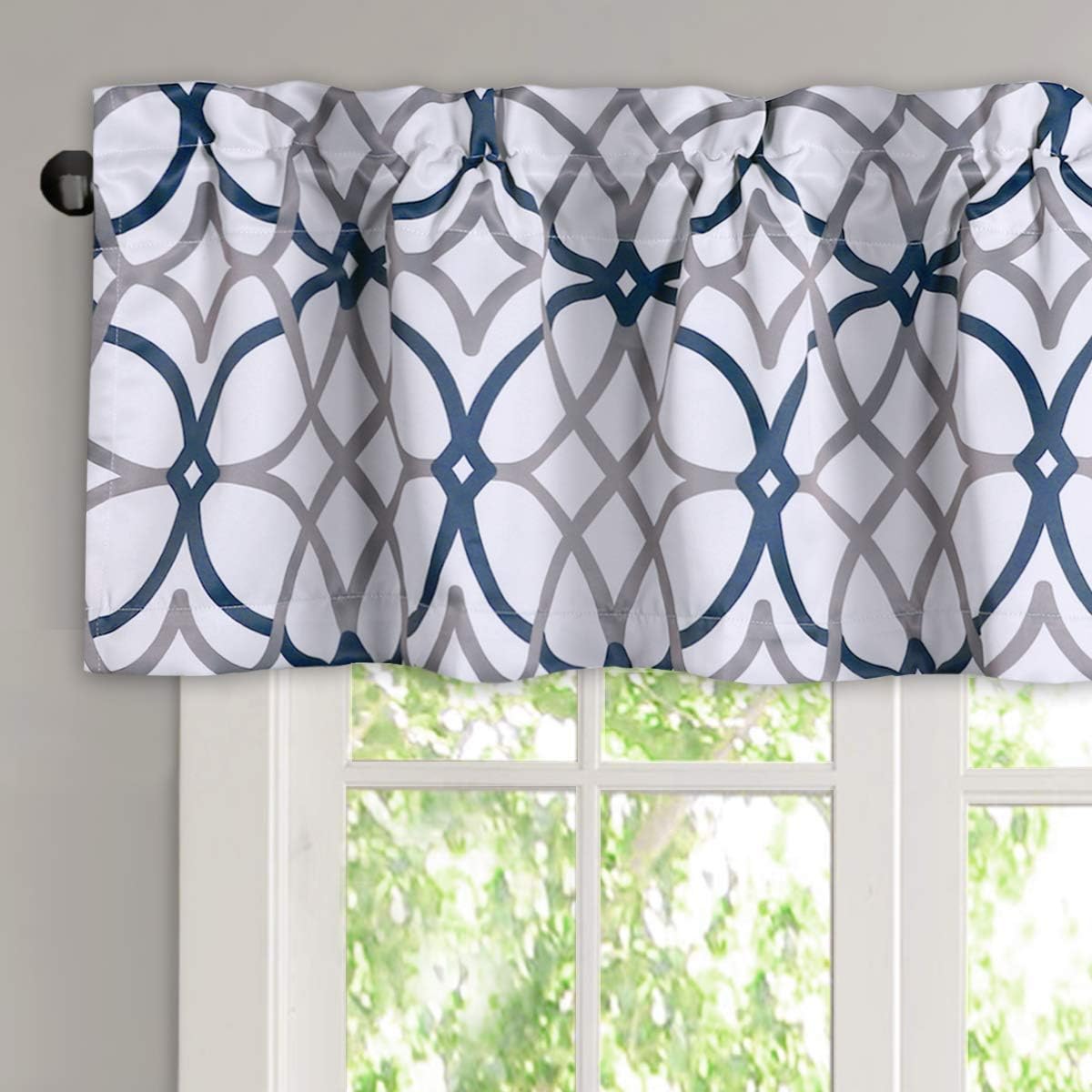 Cenefas opacas H.VERSAILTEX para cocina/baño - Cenefas térmicas aislantes para sala de estar/dormitorio, con bolsillo para barra, 1 panel, 52 x 18 pulgadas, diseño geométrico en azul vaquero oscuro y gris.