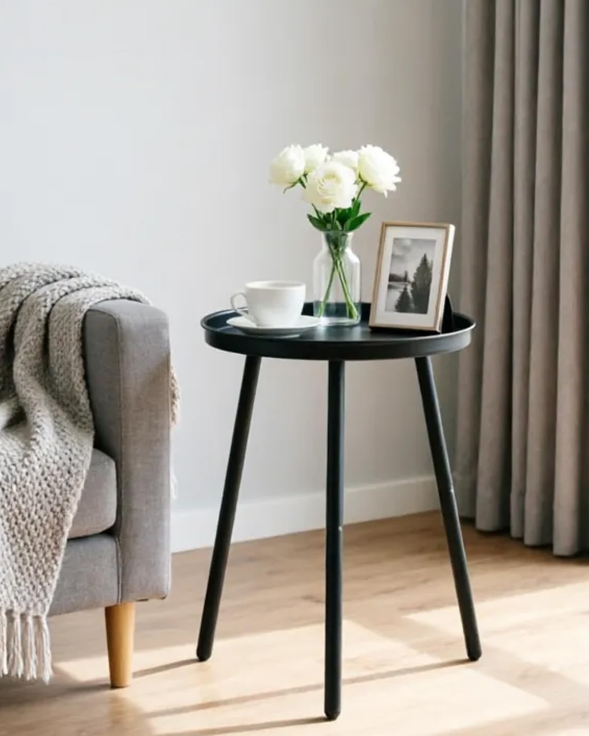 Mesa auxiliar AOJEZOR: Mesa auxiliar para cualquier habitación - Mesas auxiliares pequeñas para espacios pequeños, totalmente en negro mate con 3 patas.