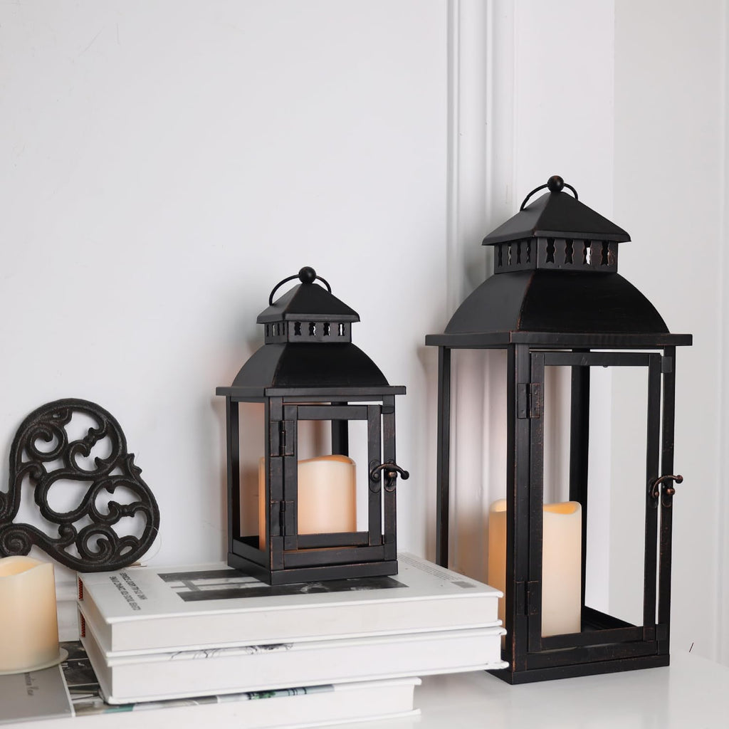 DECORKEY Faroles Decorativos LED, Set de 2 (17 y 11 pulgadas) | Grandes de Metal Negro con Cepillado Bronce | Portavelas para Porche, Patio, Jardin y Bodas (Sin Vidrio)