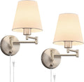 Juego de 2 apliques de pared VONLUCE, lámparas de pared con brazo oscilante, enchufables y con cableado fijo, luminarias de pared ajustables, modernas lámparas de pared con base de níquel y pantalla de tela blanca para mesita de noche, pasillo o estudio.