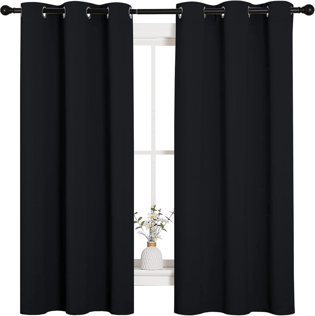 Cortinas/visillos opacos térmicos con ojales NICETOWN Halloween Pitch Black para ventana de dormitorio (2 paneles, 42 pulgadas de ancho x 63 pulgadas de largo, negro)
