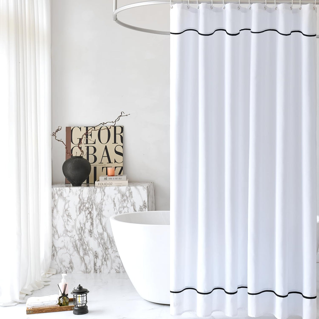 Cortina de Ducha YoungseaHome Blanca con Borde Negro – Lino Sintético 72 x 72 Pulgadas