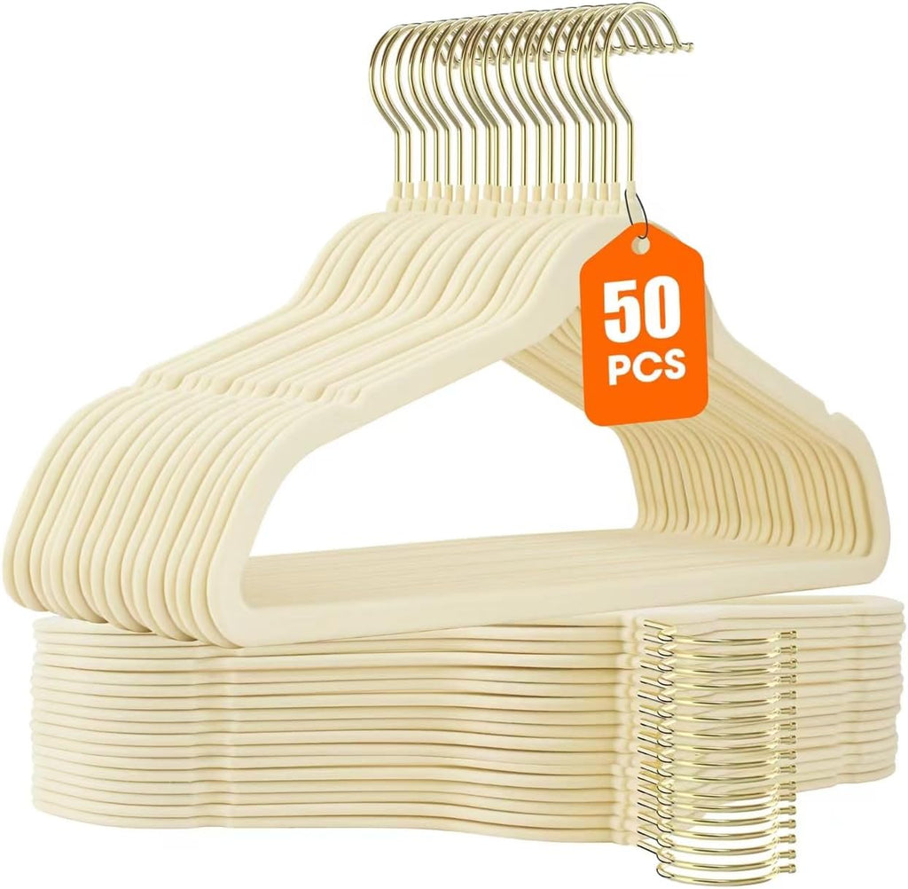 Pack 50 Ganchos de Terciopelo Beige Antideslizantes – Delgados, Resistentes con Gancho Giratorio Dorado 360°