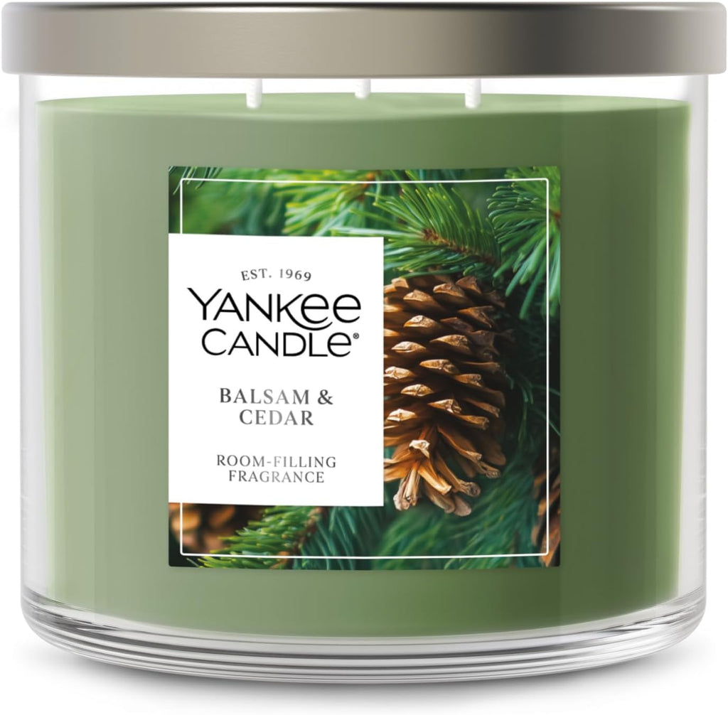 Vela perfumada Yankee Candle de bálsamo y cedro, frasco de 3 mechas de 14.5 oz con hasta 40 horas de combustión, ideal para regalar. 