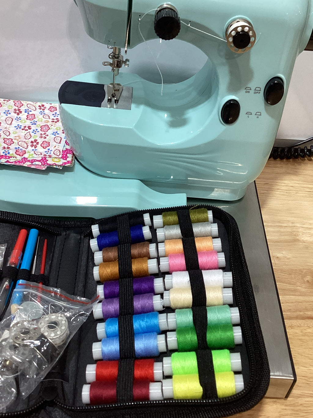 Mini máquina de coser portátil para principiantes: máquinas de coser pequeñas y fáciles de usar con kits de costura, cubierta y mesa extensible verde 