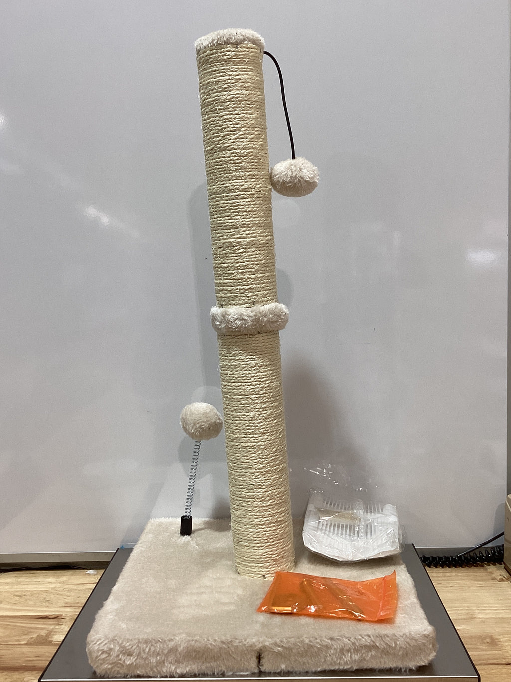 Rascador para gatos MECOOL Premium Basics, de sisal, con bola colgante de 55 cm para gatitos o gatos pequeños (55 cm para gatitos, beige) 