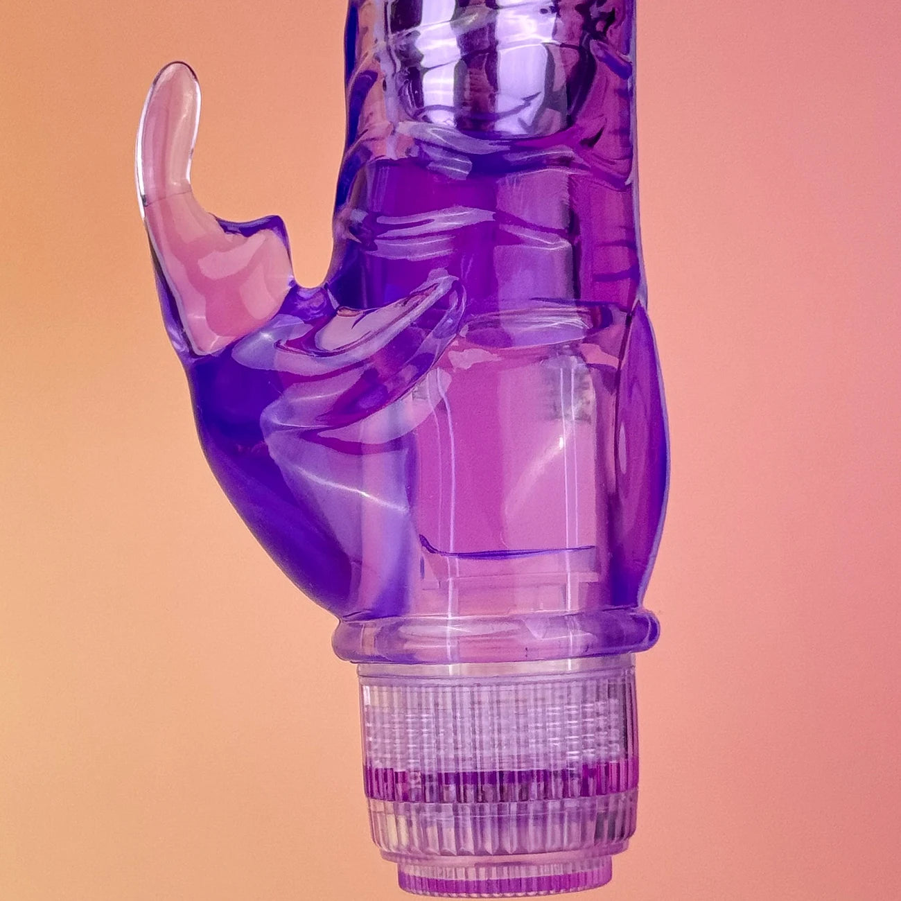 Te presentamos Crystal Rabbit: un vibrador con forma de conejo de doble estimulación, con dos potentes motores en su eje venoso que estimula el punto G y un adorable y clásico estimulador de clítoris con forma de conejito