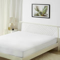 Protector de colchón impermeable Amazon Basics, barrera contra chinches y ácaros del polvo, tamaño king, blanco