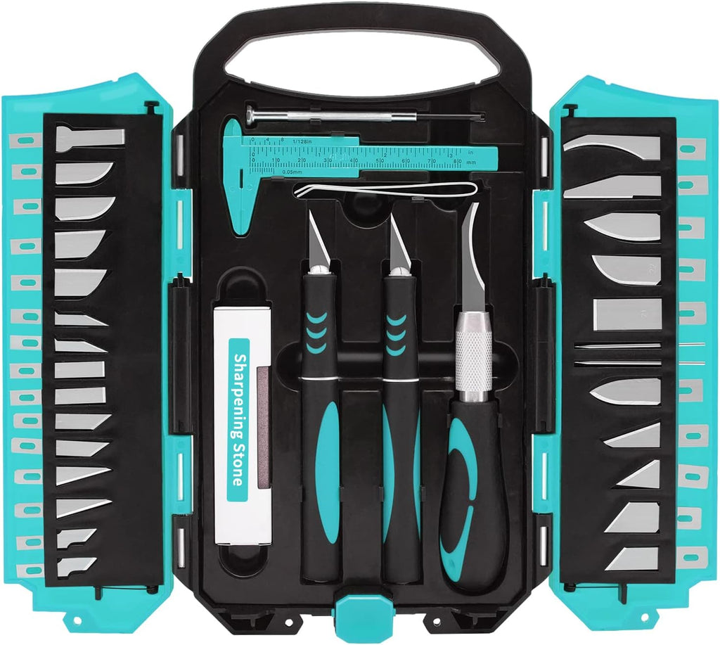 MANUFORE Set de Cuchillo Exacto 34 Piezas | Kit de Precisión Deluxe Azul | 3 Cuchillos con Agarre de Goma, 25 Hojas, 2 Agujas, Piedra de Afilar y Destornillador