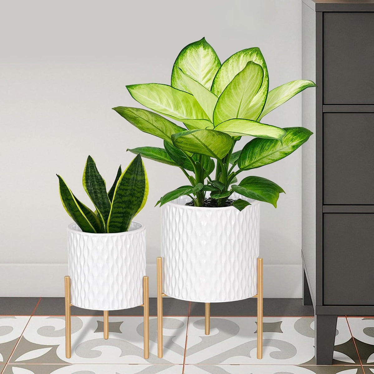 Macetas ARNIS con Soporte, Set de 2 | Materas Decorativas de Metal Estilo Mid Century con Drenaje | 8.25 y 10.5 Pulgadas | Blanco y Dorado