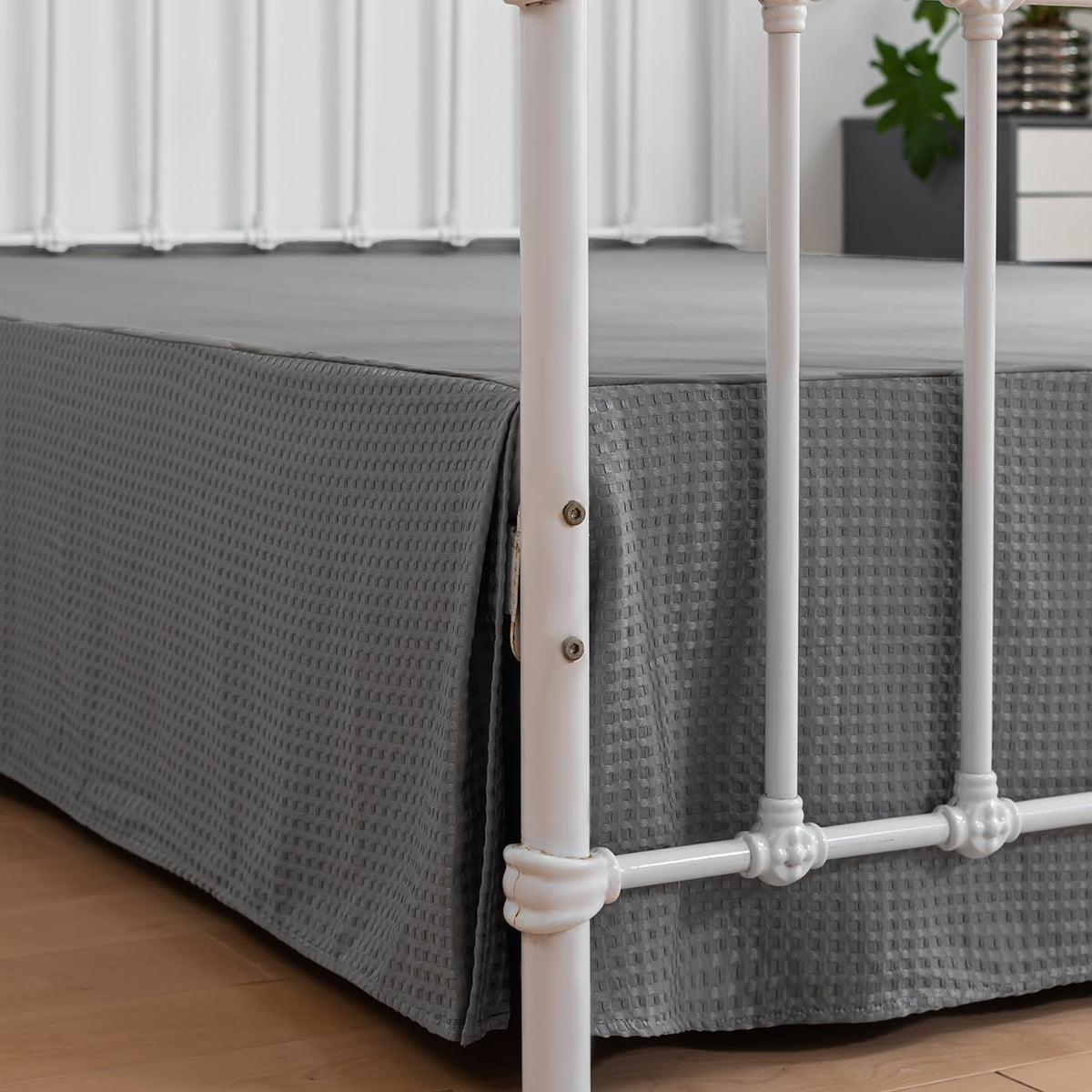 Falda de cama Xuan Dian tamaño King, falda de cama plisada con tejido de gofre y esquinas divididas, volante de cama a medida de 45 cm de caída, fácil de ajustar, lavable a máquina (gris, King - 45 cm de caída)