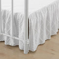 Falda de cama tamaño Queen con volantes y esquinas divididas, faldones de cama con plataforma y volantes de 35,5 cm de caída, faldas de cama estilo boho shabby chic con mechones, color blanco.
