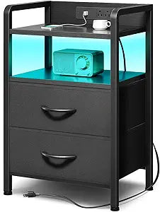 Mesa de Noche Lazzanto con Estación de Carga y Tira LED — 2 Cajones de Tela, Puertos USB y Tomas AC