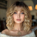 Peluca Corta Ondulada Castaña con Flequillo | Cabello Humano Bob Rizado a la Altura del Hombro | Ombré Raíces Oscuras | Resistente al Calor | Rubio Ombré, 14"