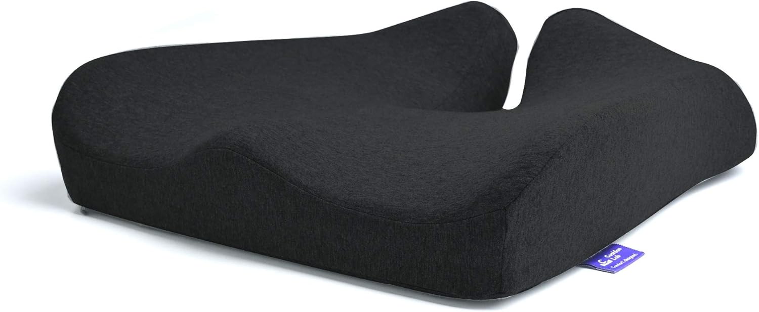 Cojín de asiento patentado de Cushion Lab para aliviar la presión, ideal para largas horas sentado en la oficina y en casa. Espuma viscoelástica extradensa para un soporte suave. Almohadilla para el coche para cadera, coxis, cóccix y ciática. Color negro. 