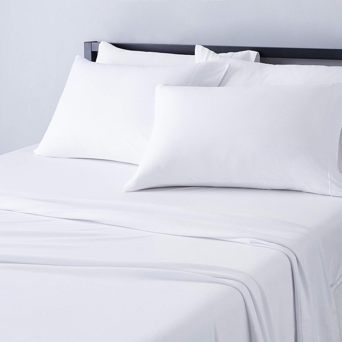 Juego de sábanas de 3 piezas Amazon Basics, 100 % algodón jersey, incluye sábana encimera y bajera supersuaves, funda de almohada, tamaño king, blanco, liso