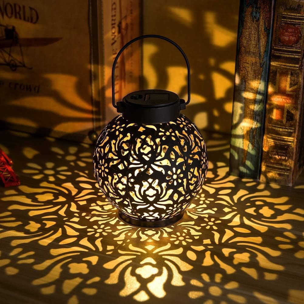Paquete de 2 faroles solares colgantes para exteriores, lámparas decorativas LED de metal para jardín, patio, césped y mesa con diseño calado (bronce antiguo).