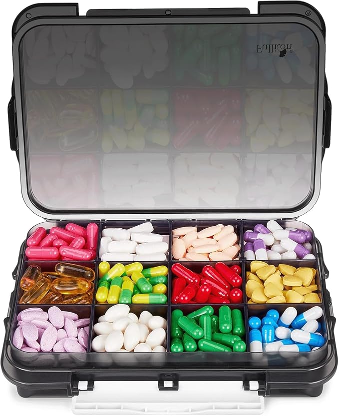Fullicon Daily Travel Pastillero a Prueba de Humedad con 12 Compartimentos Extra Grandes, Organizador de Pastillas con 3 Hebillas Seguras, Caja Grande de Suplementos para Vitaminas con Divisores