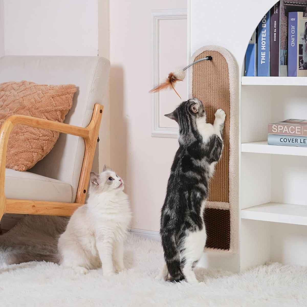 Rascador de Pared para Gatos 28 Pulgadas | Tabla Vertical de Sisal con Cepillo de Autoaseo y Juguete Colgante | Mueble Ahorra Espacio, Montaje Adhesivo o con Tornillos sin Taladrar