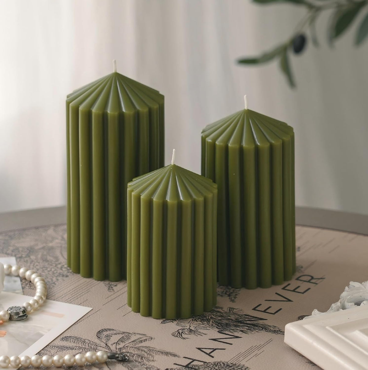 Paquete de 3 velas cilíndricas acanaladas verde musgo oscuro - Vela cilíndrica verde oliva sin aroma, 7 cm x 10,7 cm/12,4 cm/15 cm, sin humo, velas modernas para decoración del hogar, mesa de comedor, sala de estar, regalo de inauguración de casa