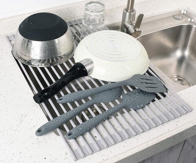 Surpahs Escurridor de platos enrollable de 17.5 x 13.1 pulgadas, se adapta a aberturas de fregadero de hasta 16.5 pulgadas, silicona de alta resistencia, soporte fuerte, antideslizante, resistente al calor, gris cálido