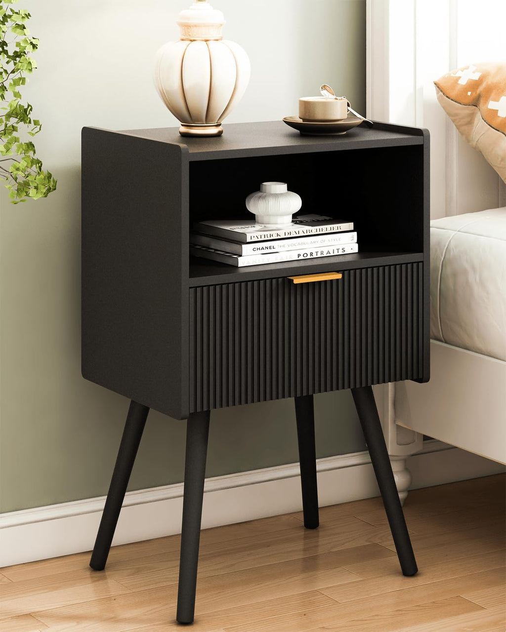 Mesa de Noche JOONEE Negra | Moderna con Cajon y Repisa de Madera | Patas de Madera Solida | Negro Clasico
