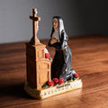 Estatua católica de Santa Rita - Figura pintada a mano de Santa Rita de Casia arrodillada con rosas y crucifijo, patrona de las causas imposibles. Regalos religiosos.