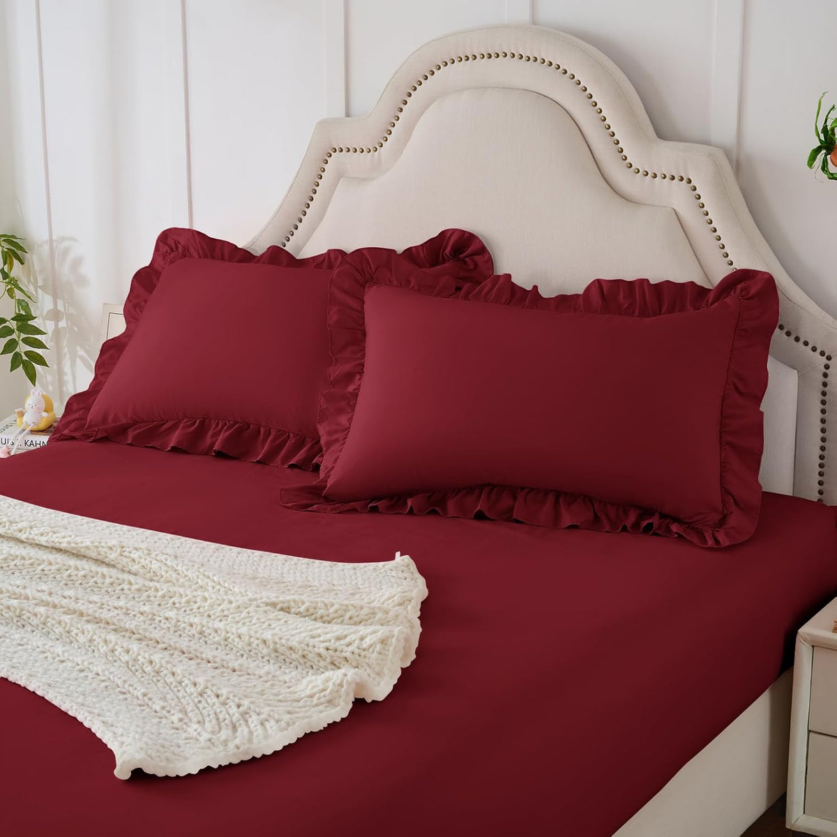 Homiest Set de 3 Piezas de Sábana Ajustable y Fundas con Volantes | Borgoña Talla Queen | Con 2 Fundas de Almohada, Bolsillo de 15 Pulgadas | Microfibra Coqueta