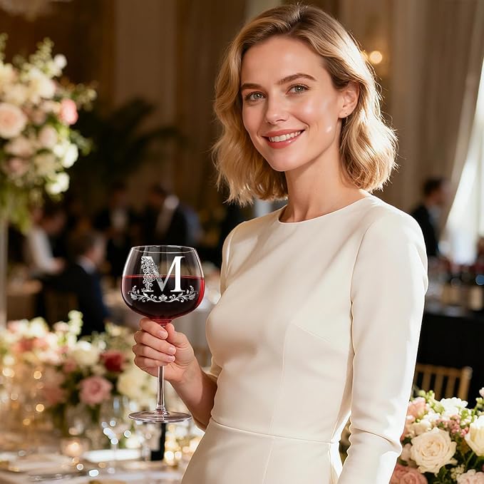 Copas de vino personalizadas para mujer, copas de vino con iniciales,regalos de cumpleaños con monograma para mujeres: mamá, amiga, hermana, esposa (letra M).