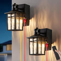 Lámpara de porche con tomacorriente GFCI y control remoto, sensor de movimiento crepuscular, luz exterior, 4 modos de iluminación mejorados, luz negra para puerta principal, luces exteriores impermeables para casa, patio, garaje y entrada, paquete de 2