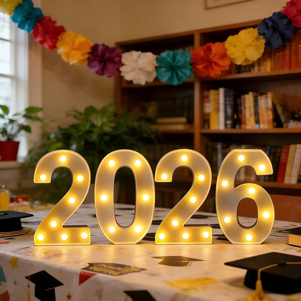 Letrero luminoso LED ZUOKEMY con el número 2026: ilumina el 2026 para decorar fiestas de Nochevieja, Navidad, graduaciones y celebraciones | Funciona con pilas, fondo fotográfico independiente (blanco)